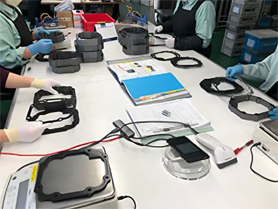 お客様の基準に合わせた検査基準・限度見本を
元にした、確実な外観検査体制！